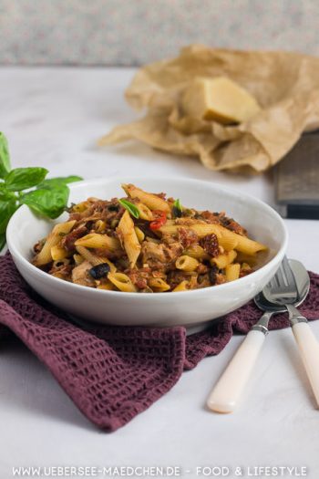 Thunfisch-Pasta nach Jamie Oliver puttanesca mit Tomaten Oliven Rezept von ÜberSee-Mädchen Foodblog vom Bodensee