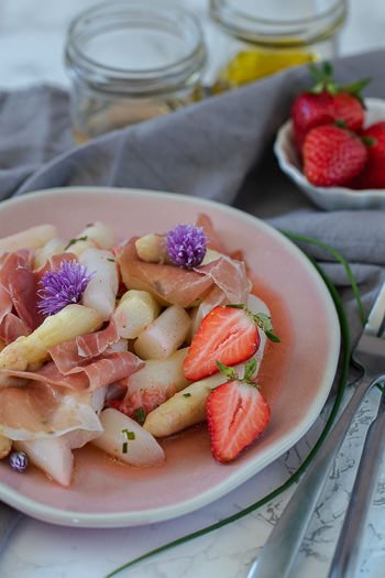 Spargelsalat mit Erdbeeren Rezept einfach lecker von ÜberSee-Mädchen Foodblog