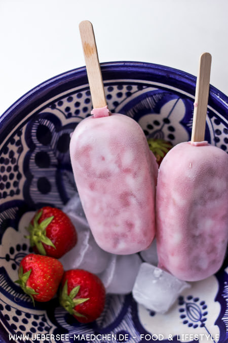 Erdbeer-Quark-Eis ohne Eismaschine Rezept von ÜberSee-Mädchen Foodblog vom Bodensee