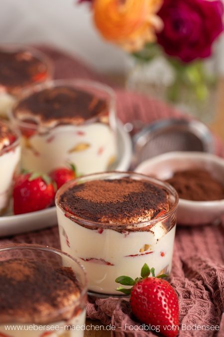 Ein Glas Erdbeer-Tiramisu im Glas
