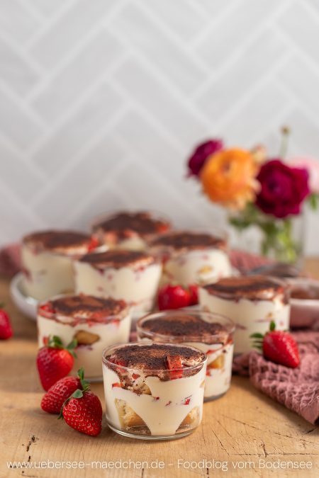 Dessertgläser mit Tiramisu sommerlich mit Erdbeeren und Quark