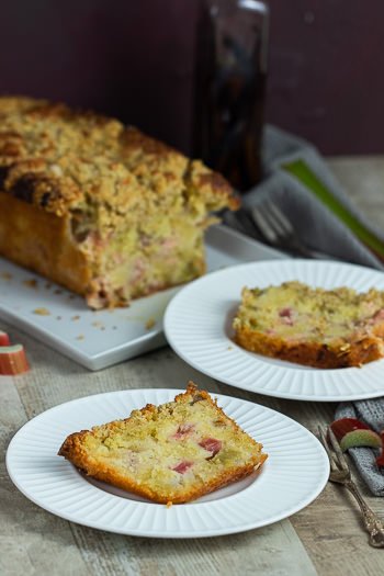 Kastenkuchen mit Rhabarber und Streuseln Rezept von ÜberSee-Mädchen Foodblog vom Bodensee Titel