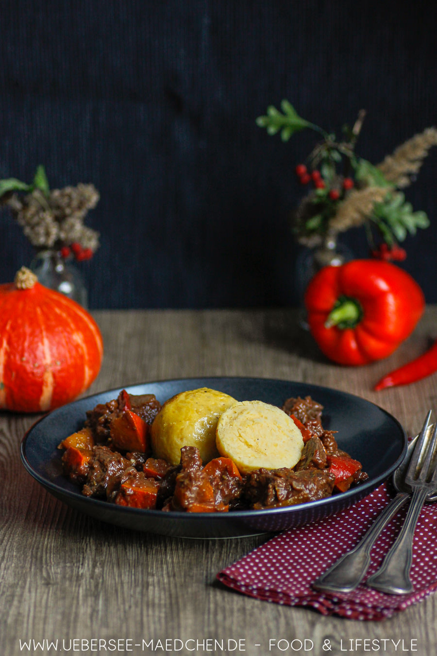 Kürbis-Gulasch mit Kartoffelknödeln - ÜberSee-Mädchen Kürbis-Gulasch mit Kartoffelknödeln - ÜberSee-Mädchen