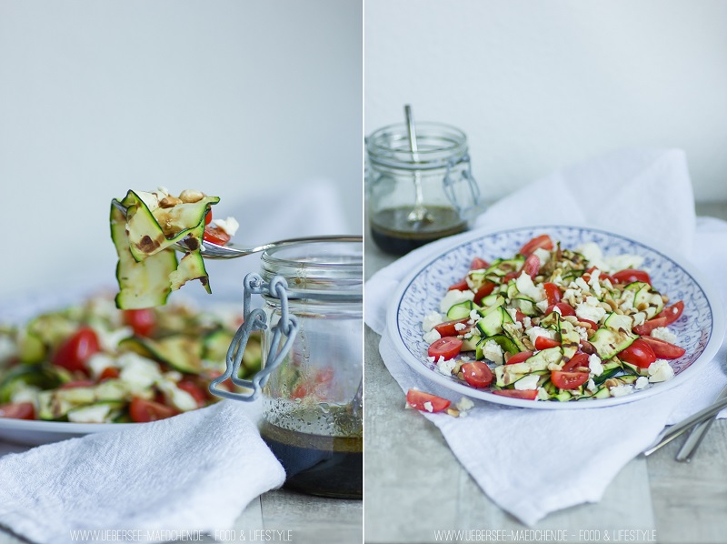 Zucchini-Salat mit Tomaten, Feta und Pinienkernen um Grillen