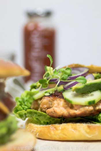 Burger mit Lachs-Patty Avocado und selbstgemachtem Brötchen Rezept von ÜberSee-Mädchen Foodblog vom Bodensee Überlingen