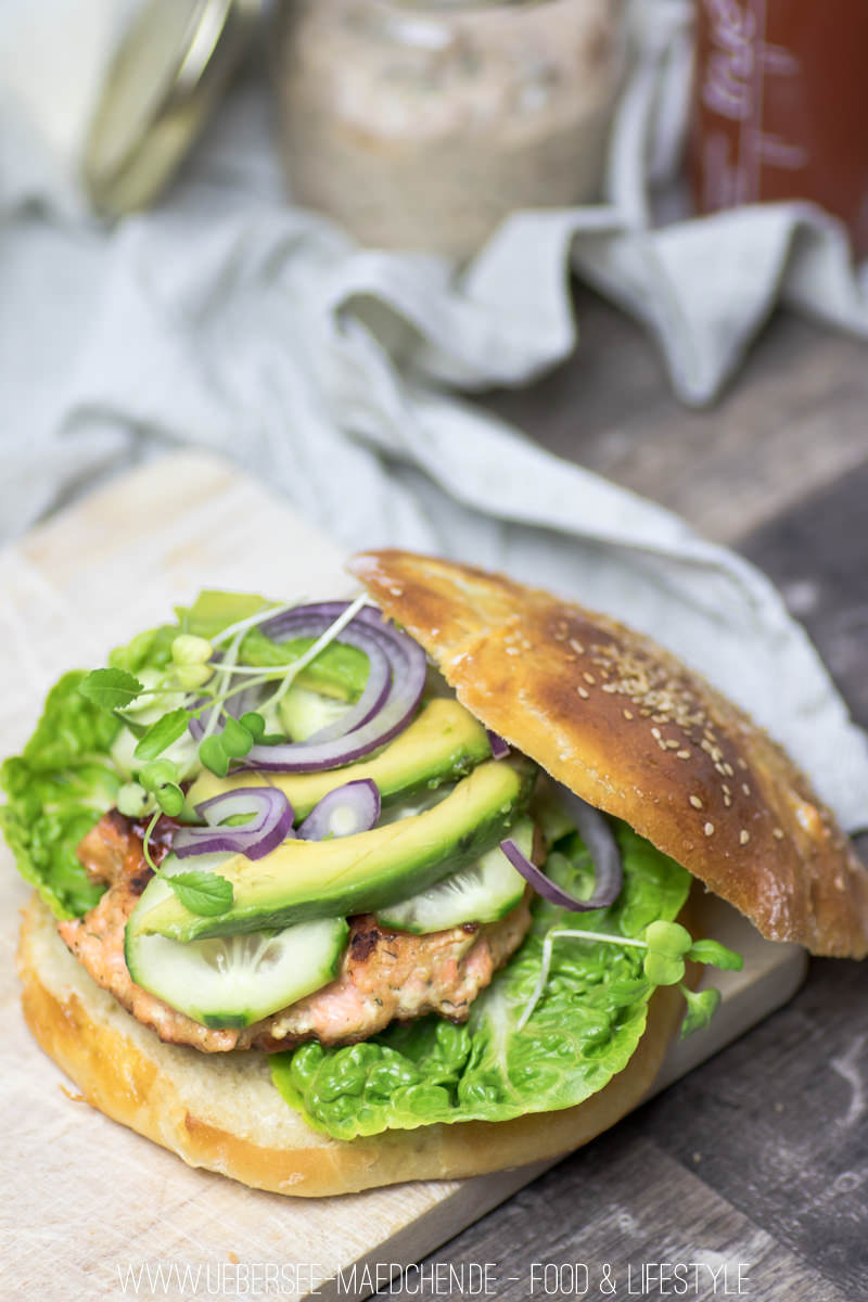 Lachsburger mit Lachs-Patty Avocado und selbstgemachtem Brötchen Rezept von ÜberSee-Mädchen Foodblog vom Bodensee Überlingen