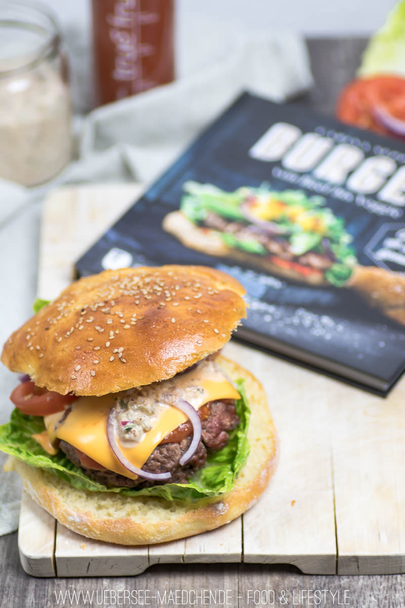 Klassischer Cheeseburger mit Hackfleisch-Patty, selbstgemachtem Brötchen und Sauce Rezept von ÜberSee-Mädchen Foodblog vom Bodensee Überlingen