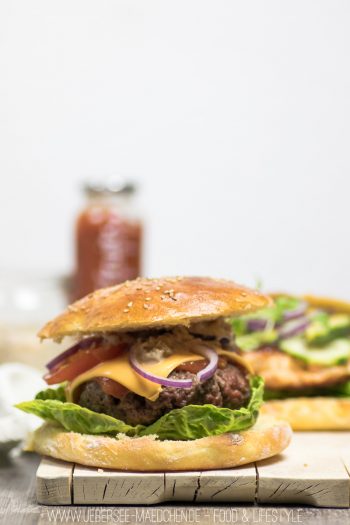 Klassischer Burger mit Hackfleisch-Patty, selbstgemachtem Brötchen und Sauce Rezept von ÜberSee-Mädchen Foodblog vom Bodensee Überlingen