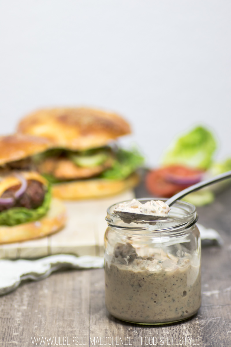 Klassischer Cheeseburger mit Hackfleisch-Patty, selbstgemachtem Brötchen und Burgersauce Rezept von ÜberSee-Mädchen Foodblog vom Bodensee Überlingen
