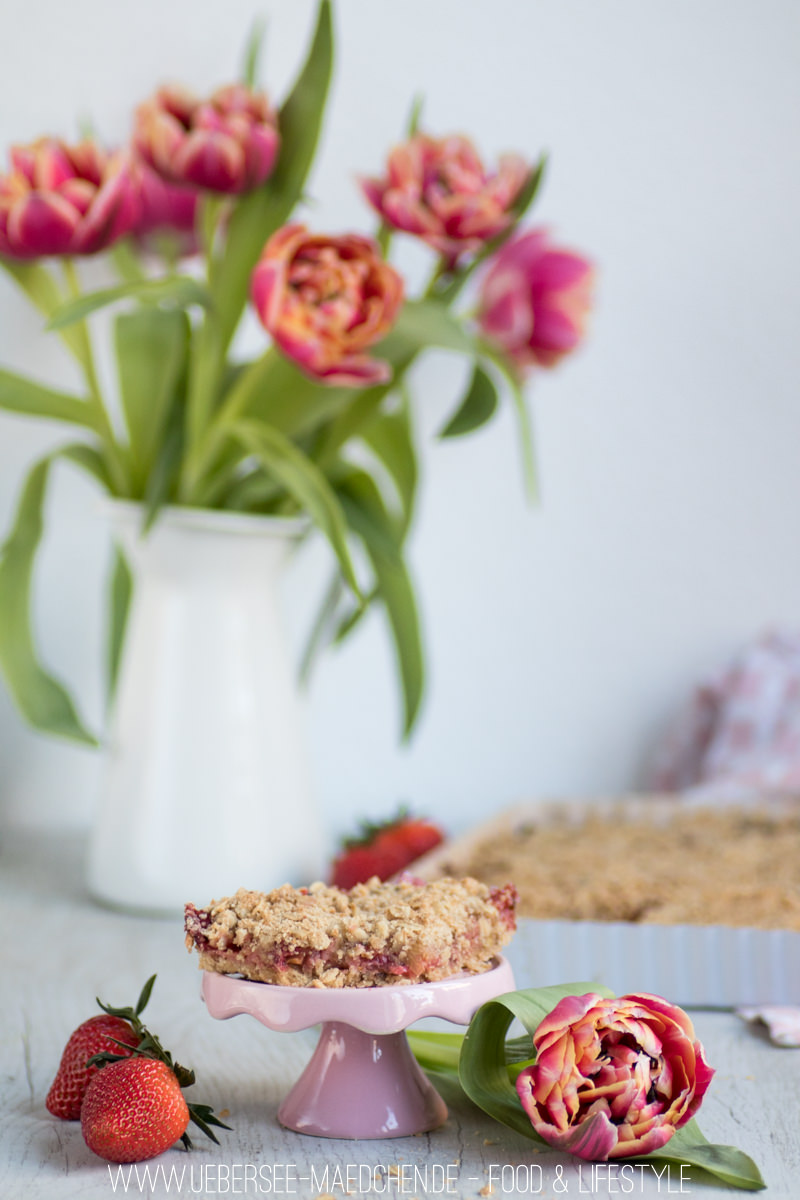 Rezept für Rhabarber-Blechkuchen mit Erdbeeren ein Teig zwei Schichten von ÜberSee-Mädchen Foodblog vom Bodensee Überlingen