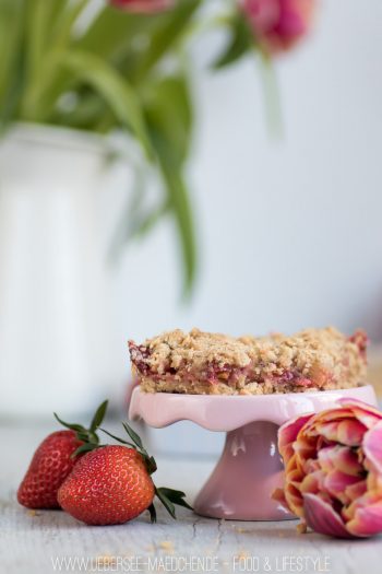 Rezept für Rhabarber-Blechkuchen mit Erdbeeren ein Teig zwei Schichten von ÜberSee-Mädchen Foodblog vom Bodensee Überlingen