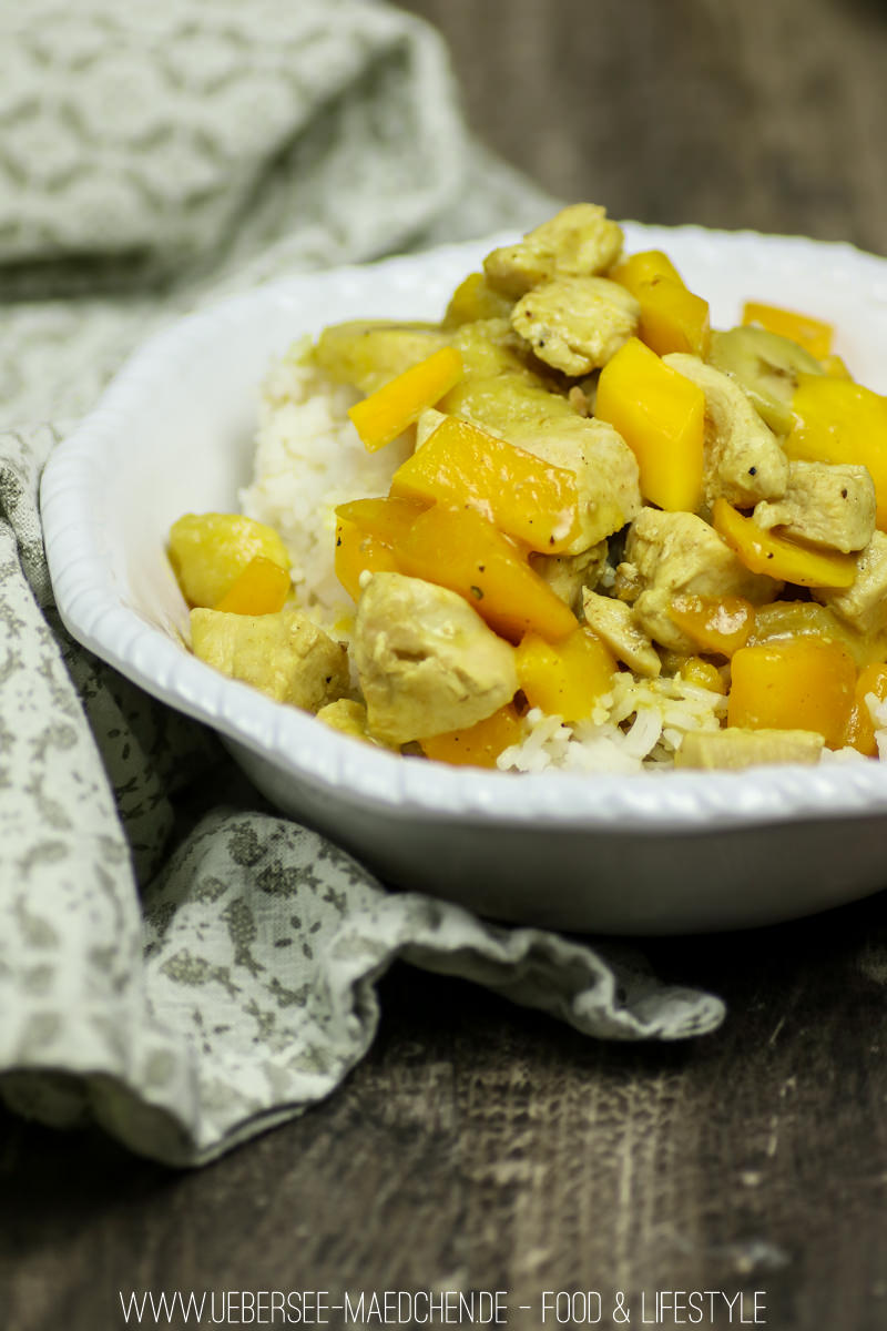 Fruchtiges Hähnchen-Curry mit Banane und Mango