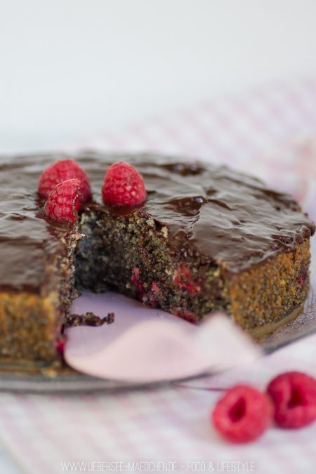 Schoko-Mohn-Kuchen ohne Mehl mit Himbeeren - ÜberSee-Mädchen