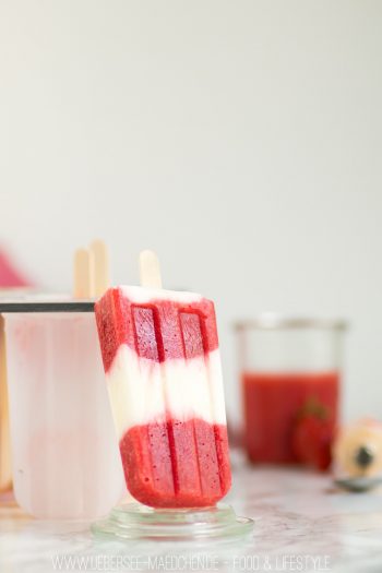 Erdbeer-Eis in Popsicle-Form ohne extra Zucker von ÜberSee-Mädchen Foodblog vom Bodensee Überlingen