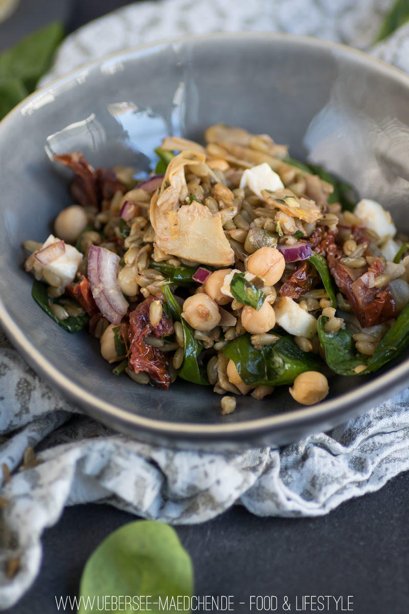 Mediterraner Grünkern-Salat zur Mittagspause - ÜberSee-Mädchen Mediterraner Grünkern-Salat zur Mittagspause - ÜberSee-Mädchen