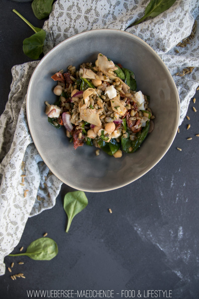 Grünkern-Salat mediterran mit Kichererbsen, Spinat, Artischocken, getrockneten Tomaten von ÜberSee-Mädchen Foodblog vom Bodensee Überlingen