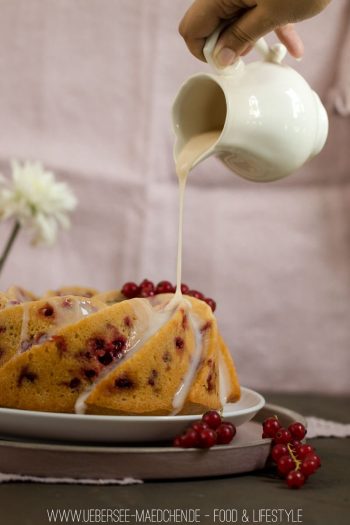 Buttermilch-Guglhupf mit Johannisbeeren Rezept für einfachen Rührkuchen von ÜberSee-Mädchen Foodblog vom Bodensee Überlingen