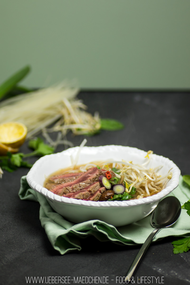 Pho mit Rindfleisch Reisnudeln und Gemüse asiatische Suppe von ÜberSee-Mädchen Foodblog vom Bodensee Überlingen