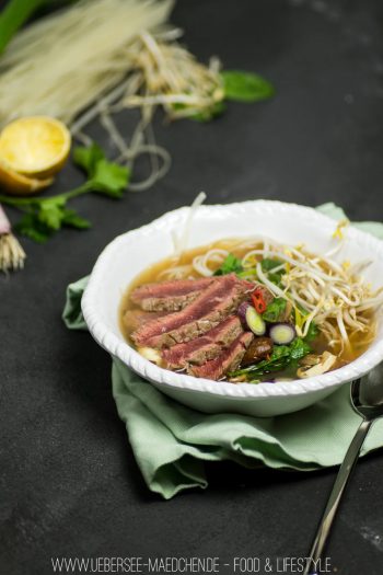 Pho mit Rindfleisch Reisnudeln und Gemüse asiatische Suppe von ÜberSee-Mädchen Foodblog vom Bodensee Überlingen