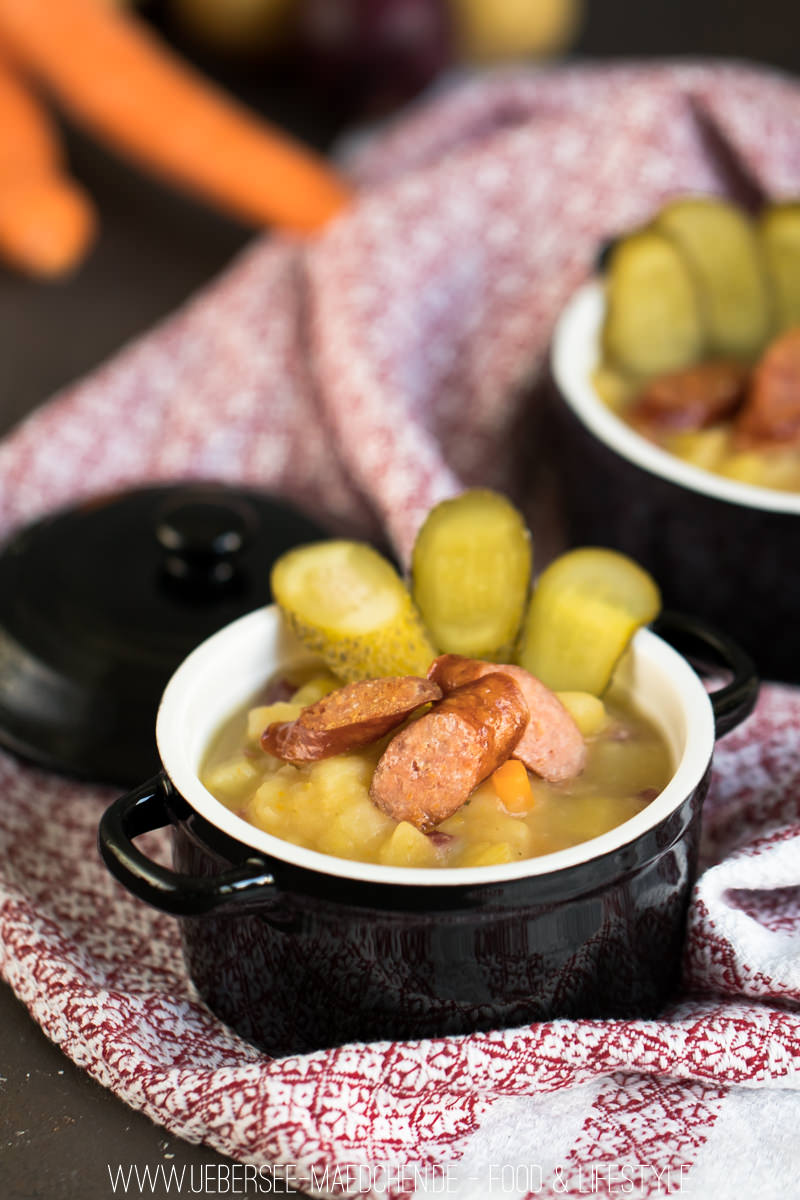 Kartoffelsuppe mit Gewürzgurken und gebratener Wurst - ÜberSee-Mädchen Kartoffelsuppe mit Gewürzgurken und gebratener Wurst - ÜberSee-Mädchen