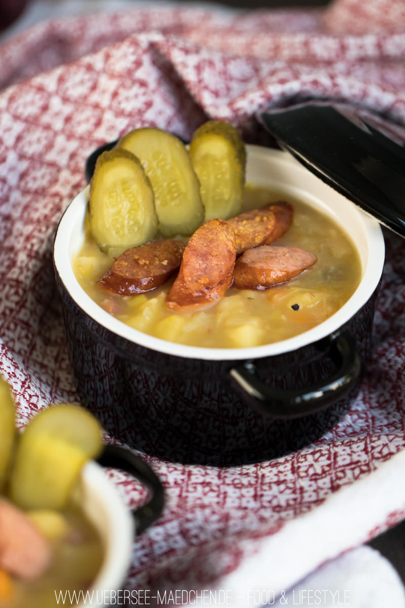 Kartoffelsuppe mit Gewürzgurken und gebratener Wurst Rezept Familienrezept von ÜberSee-Mädchen Foodblog vom Bodensee Überlingen