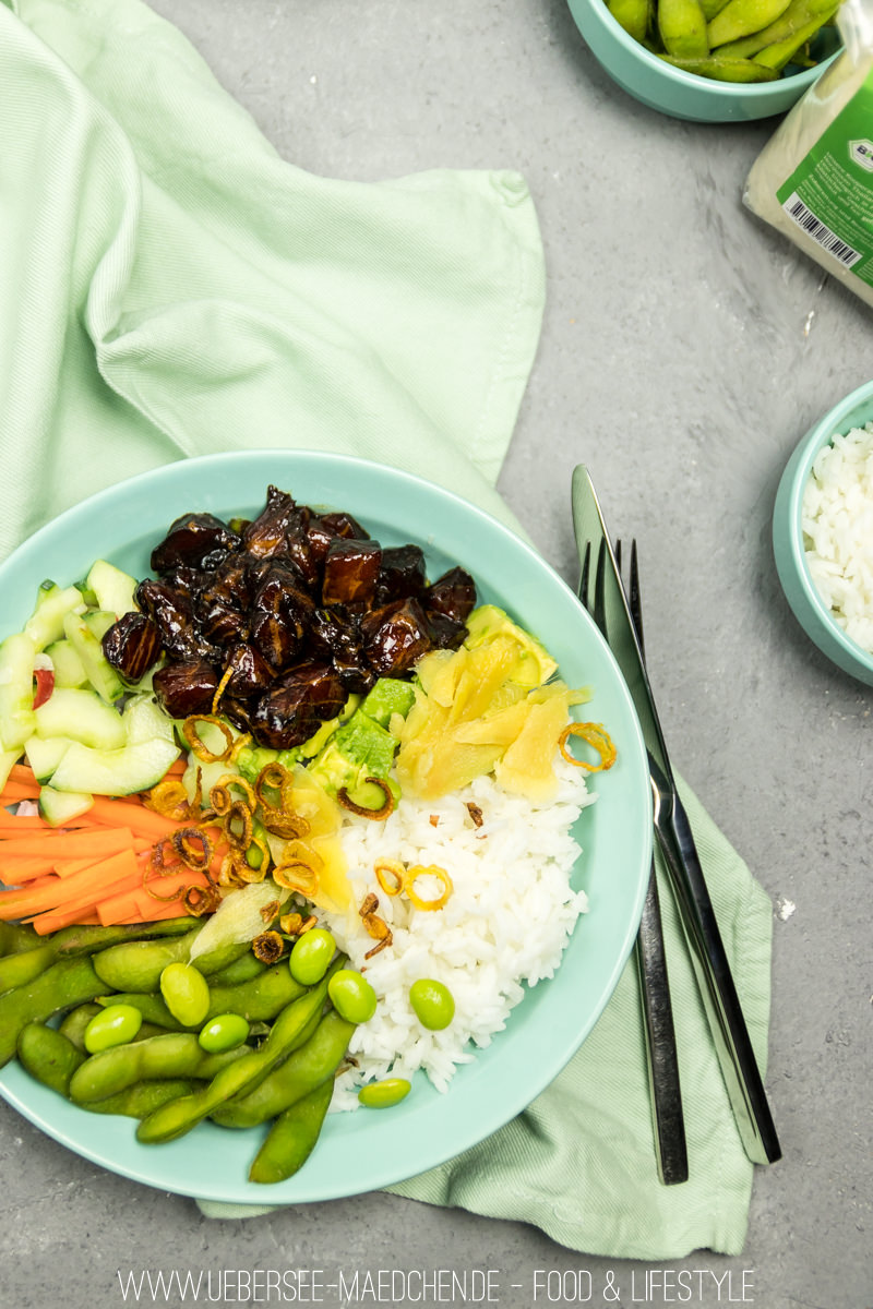 Poke-Bowl mit mariniertem Soja-Lachs, Jasminreis und Gemüse wie Edamame gesund einfach lecker Abendessen kochen Rezept von ÜberSee-Mädchen Foodblog Bodensee Überlingen