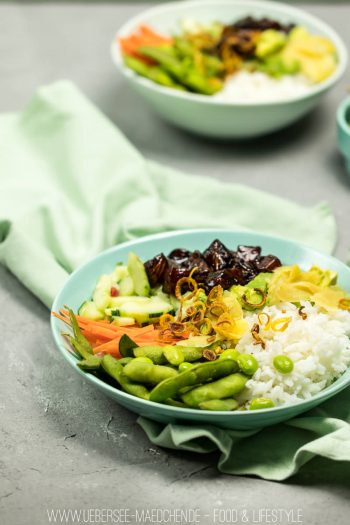 Poke-Bowl mit mariniertem Soja-Lachs, Jasminreis und Gemüse wie Edamame gesund einfach lecker Abendessen kochen Rezept von ÜberSee-Mädchen Foodblog Bodensee Überlingen