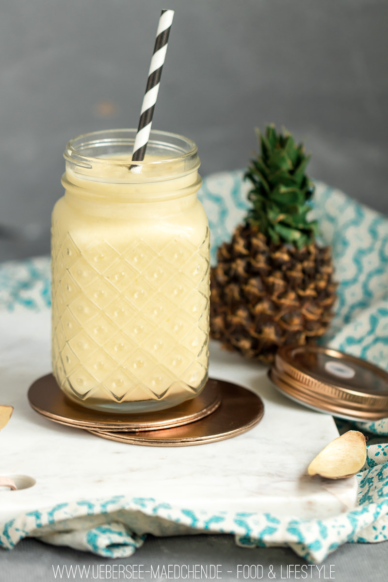 Ananas-Kokos-Smoothie mit Mango und Kokosmilch | ÜberSee-Mädchen