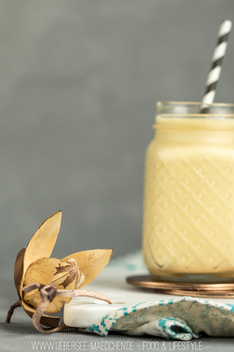 Ananas-Kokos-Smoothie mit Mango und Kokosmilch herrlich cremig zum Frühstück und Mitnehmen Rezept von ÜberSee-Mädchen Foodblog vom Bodensee Überlingen