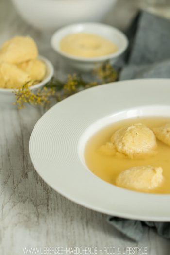 Grießklöschensuppe selbstgemacht in tiefem Teller mit Grieß und Grießklöschen Rezept von ÜberSee-Mädchen Foodblog vom Bodensee Überlingen