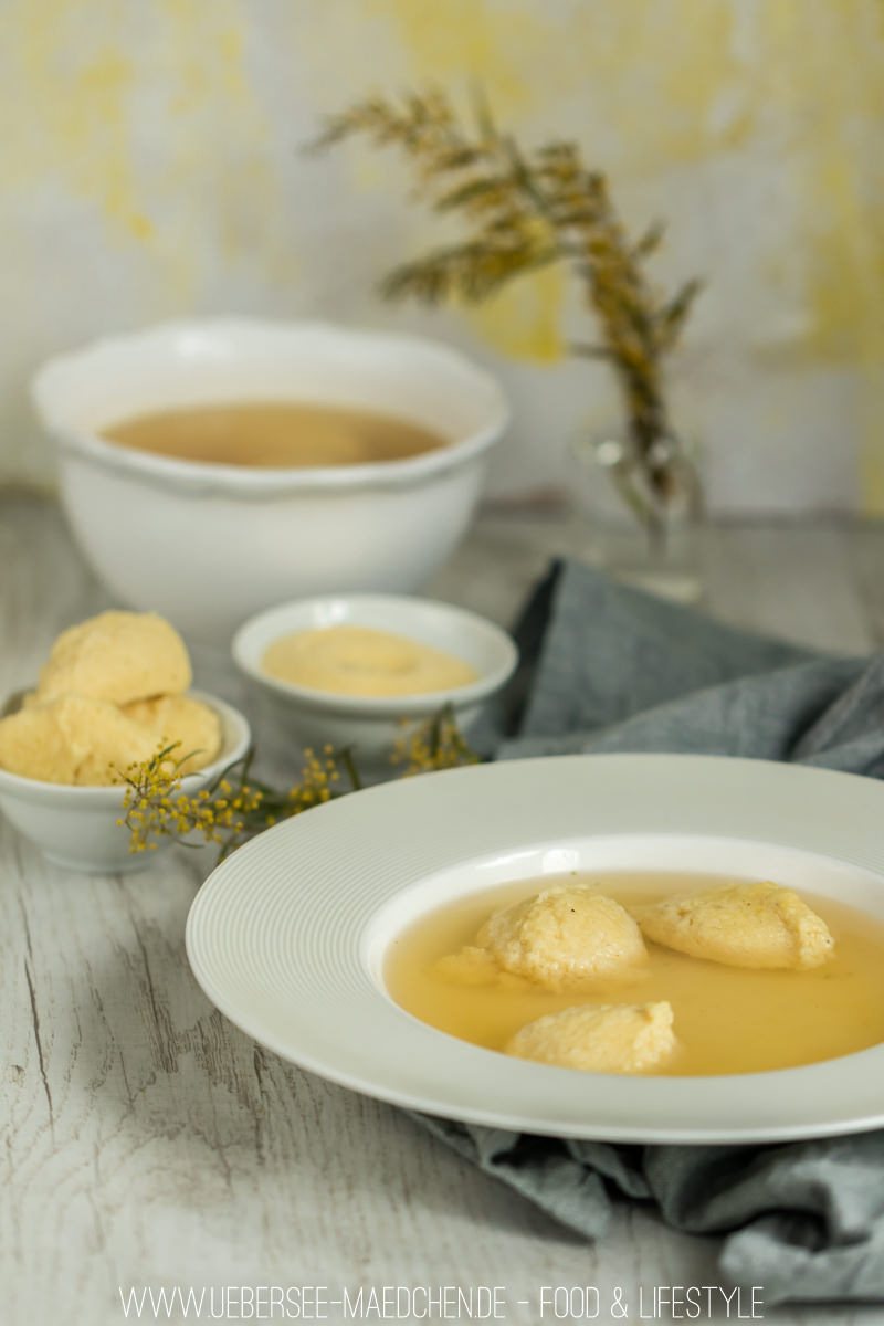 Grießklöschensuppe selbstgemacht in tiefem Teller mit Grieß und Grießklöschen Rezept von ÜberSee-Mädchen Foodblog vom Bodensee Überlingen 