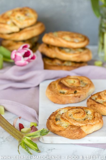 Hefeschnecken mit Marzipan und Rhabarber auf Kaffeetisch Rezept von ÜberSee-Mädchen Foodblog Bodensee