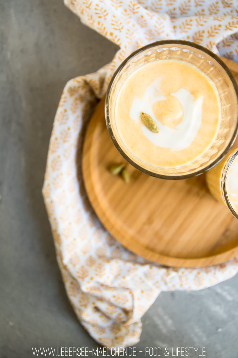 Mango-Lassi indisches Joghurtgetränk mit Kardamom in einem Glas einfach selbst machen Rezept von ÜberSee-Mädchen Foodblog vom Bodensee Überlingen