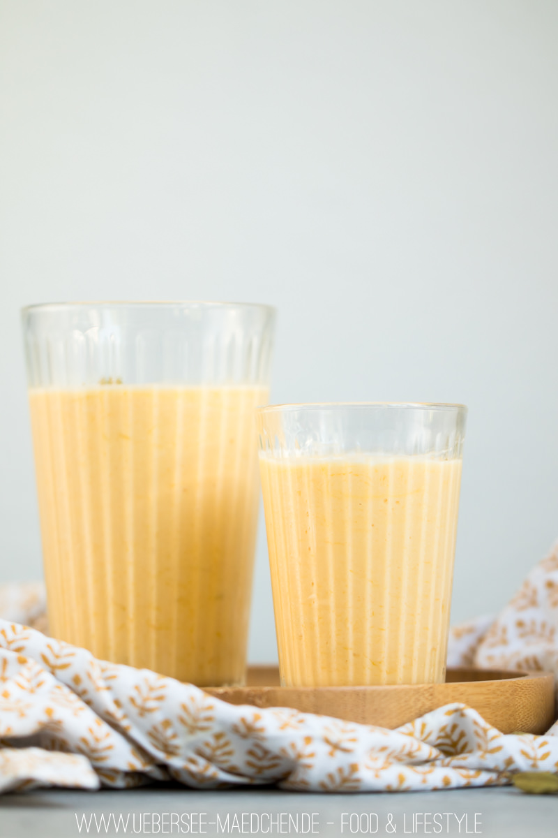 Mango-Lassi indisches Joghurtgetränk mit Kardamom in einem Glas einfach selbst machen Rezept von ÜberSee-Mädchen Foodblog vom Bodensee Überlingen
