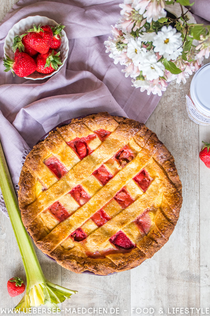 Rezept für Erdbeer-Ricotta-Crostata mit frischem Rhabarber und Erdbeeren nach ÜberSee-Mädchen Foodblog vom Bodensee Überlingen