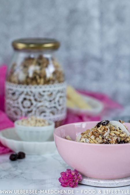 Kokos-Kirsch-Granola mit weißer Schokolade Müsliriegel mit Seeberger Rezept von ÜberSee-Mädchen Foodblog vom Bodensee Überlingen