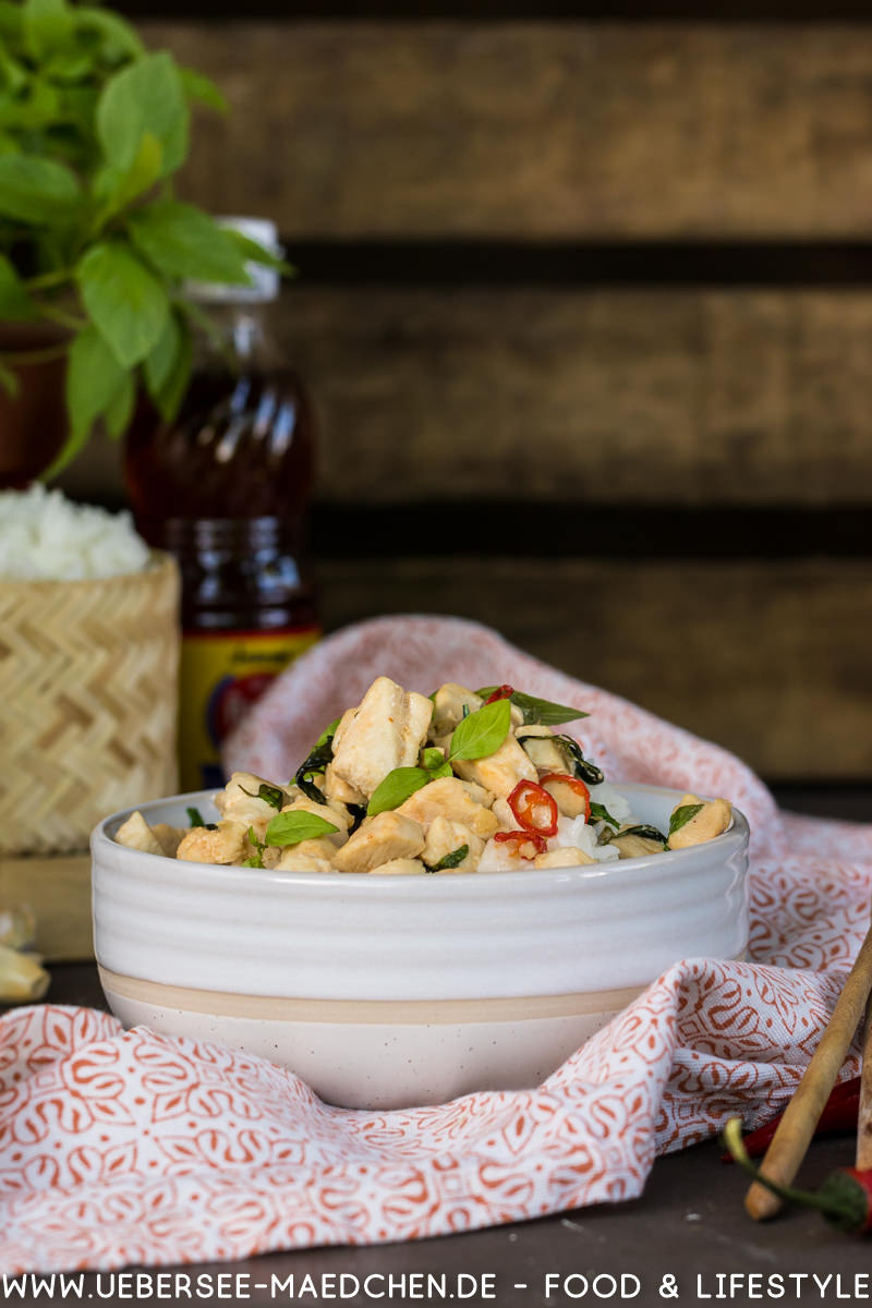 Gebratenes Hähnchen mit heiligem Thai-Basilikum - ÜberSee-Mädchen
