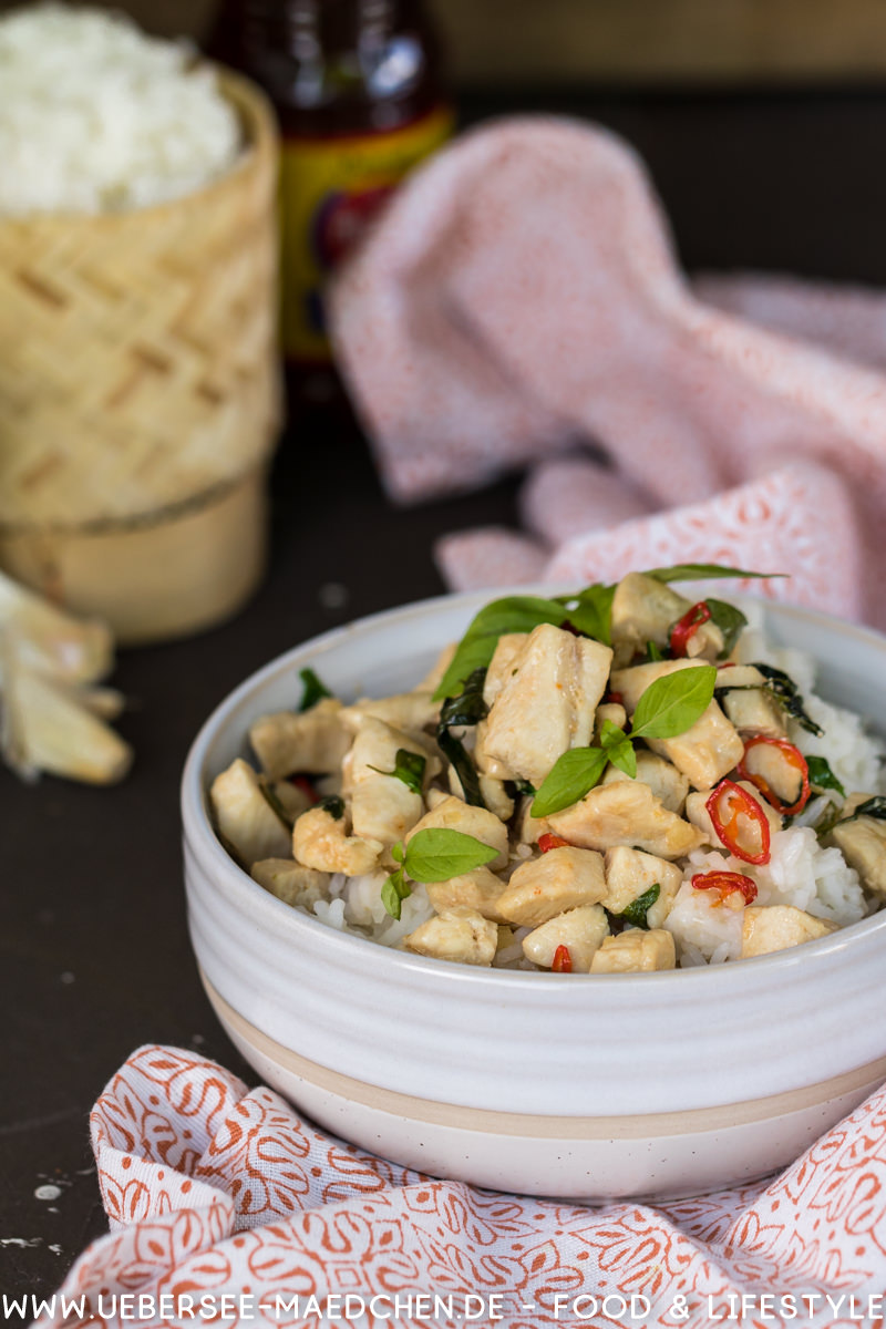 Gebratenes Hähnchen mit heiligem Thai-Basilikum - ÜberSee-Mädchen