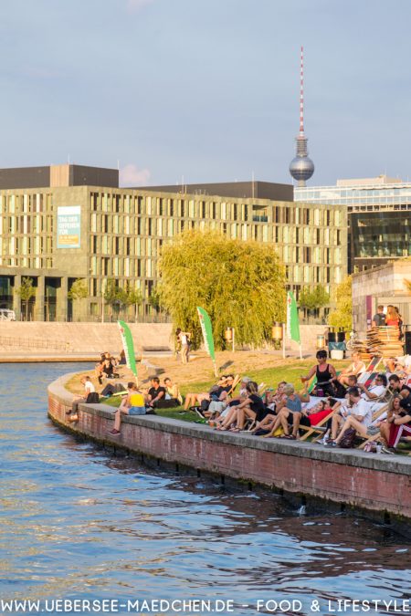 Berlin Spree Rundfahrt mit Blick auf Fernsehturm Strandbar via ÜberSee-Mädchen