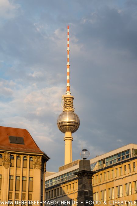 Berlin Spree Rundfahrt mit Blick auf Fernsehturm via ÜberSee-Mädchen