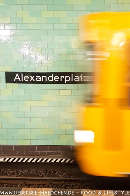 U-Bahn fährt in Berlin Alexanderplatz ein von ÜberSee-Mädchen Foodblog vom Bodensee Überlingen