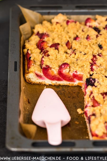 Pflaumendatschi Zwetschgendatschi Blechkuchen mit Hefeteig Frucht und Streusel Rezept von ÜberSee-Mädchen Foodblog vom Bodensee Überlingen