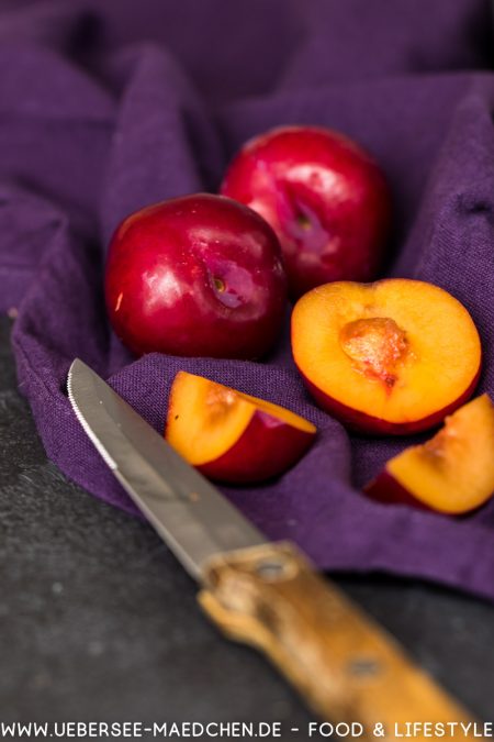 Pflaumendatschi Zwetschgendatschi Blechkuchen mit Hefeteig Frucht und Streusel Rezept von ÜberSee-Mädchen Foodblog vom Bodensee Überlingen