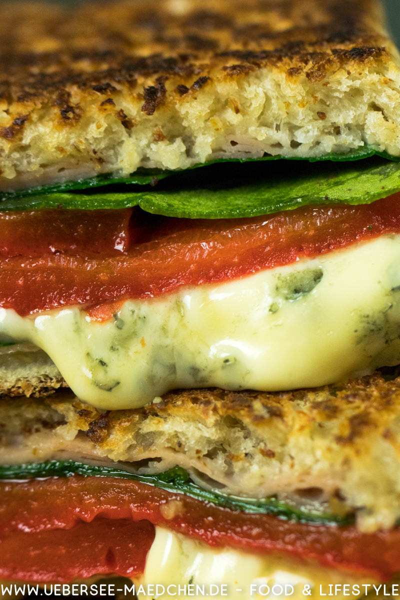 Sandwich mit Fourme d'Ambert, Spinat, Paprika & Schinken - ÜberSee-Mädchen Sandwich mit Fourme d'Ambert, Spinat, Paprika & Schinken - ÜberSee-Mädchen