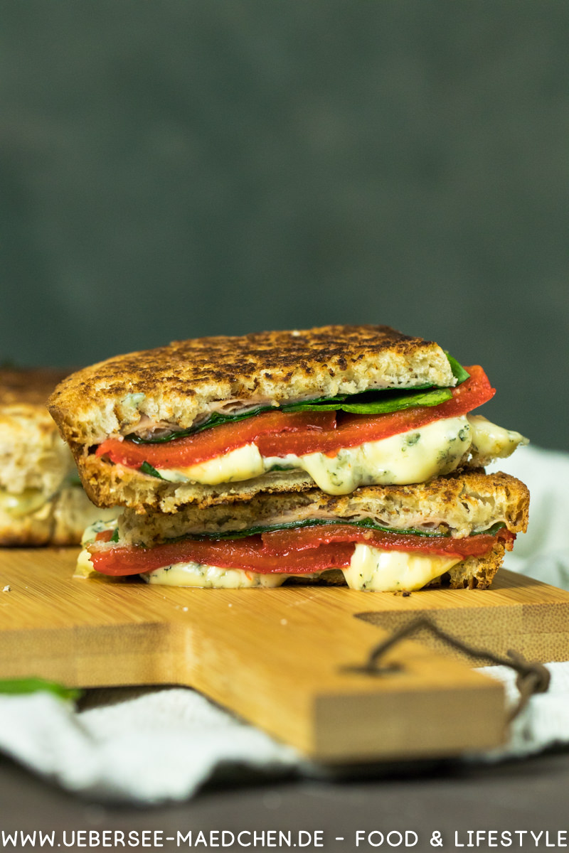 Sandwich mit Fourme d'Ambert, Spinat, Paprika & Schinken - ÜberSee-Mädchen Sandwich mit Fourme d'Ambert, Spinat, Paprika & Schinken - ÜberSee-Mädchen