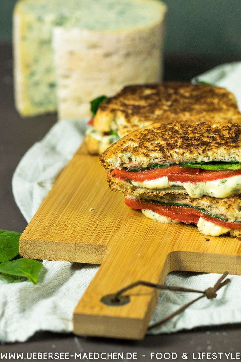 Sandwich mit Fourme d'Ambert, Spinat, Paprika & Schinken - ÜberSee-Mädchen Sandwich mit Fourme d'Ambert, Spinat, Paprika & Schinken - ÜberSee-Mädchen