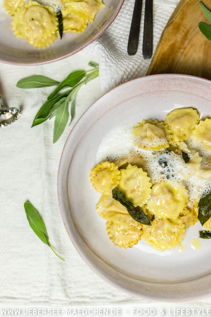 Ravioli mit Käse-Speck-Füllung und Tellern von Cookinglife - ÜberSee ...