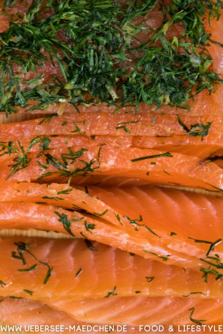 Gebeizter Lachs schmeckt als Snack oder zu Salat bei der Weihnachtsmenü Vorspeise