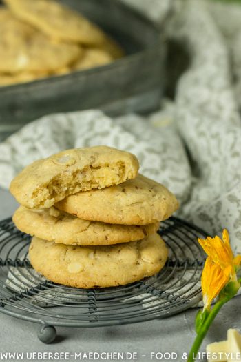 Cookies gestapelt angebissen mit weißer Schokolade und Mandeln Rezept von ÜberseeMädchen