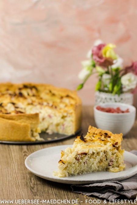 Kohlauflauf als Quiche Krautkuchen mit Weißkohl Speck - ein Stück vor der Springform. Rezept von ÜberSee-Mädchen Foodblog vom Bodensee Konstanz